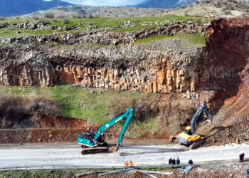 Bitlis-Baykan kara yolunda heyelan