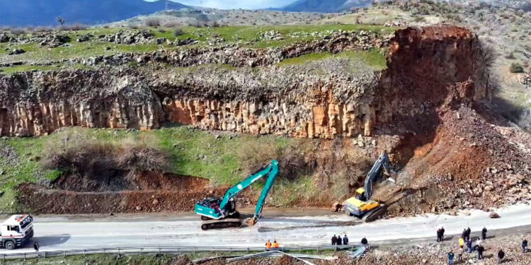 Bitlis-Baykan kara yolunda heyelan