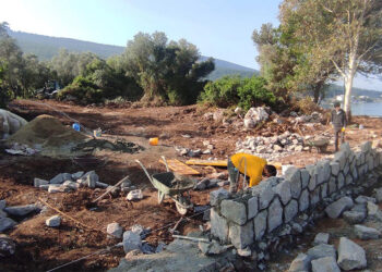 Hazine arazisine yapılan duvar ve kaçak yapılar yıkıldı