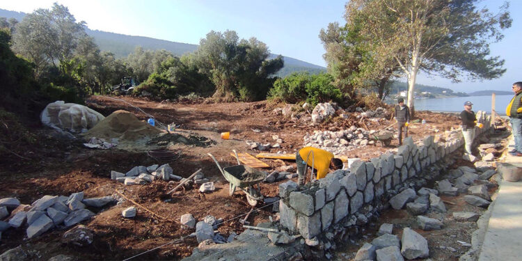 Hazine arazisine yapılan duvar ve kaçak yapılar yıkıldı