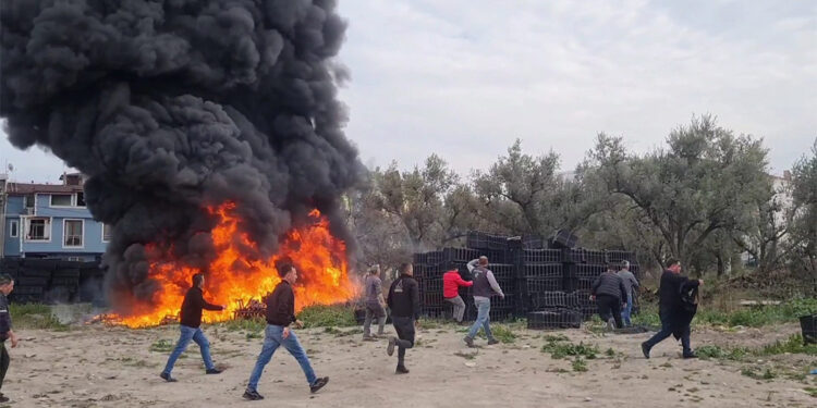 Bursa'da plastik kasaların bulunduğu alanda yangın