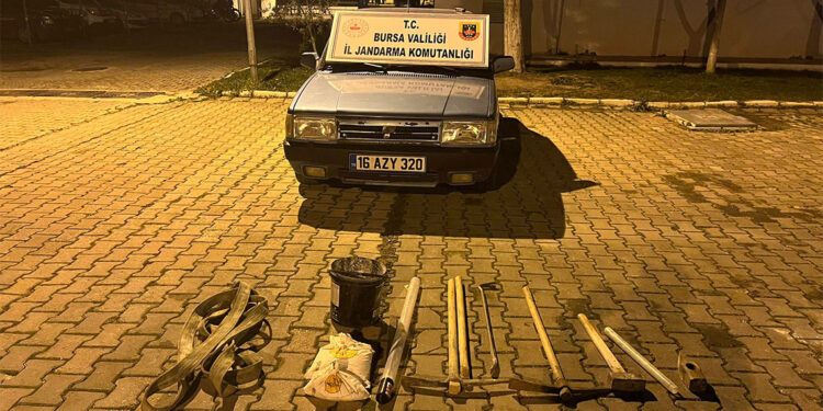 Tarihi Kaya mezarında kaçak kazı yapan 3 şüpheli tutuklandı