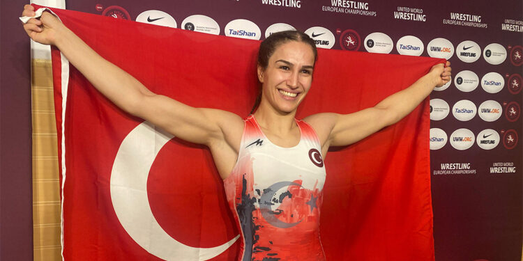 Buse Tosun Çavuşoğlu altın madalyanın sahibi oldu