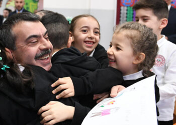 Bakan Tekin, Şehit Güner Altınok İlkokulu'nu ziyaret etti
