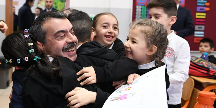 Bakan Tekin, Şehit Güner Altınok İlkokulu'nu ziyaret etti