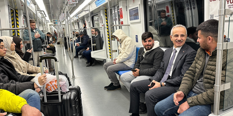 Bakan Uraloğlu metroyla İstanbul Havalimanı'na gitti