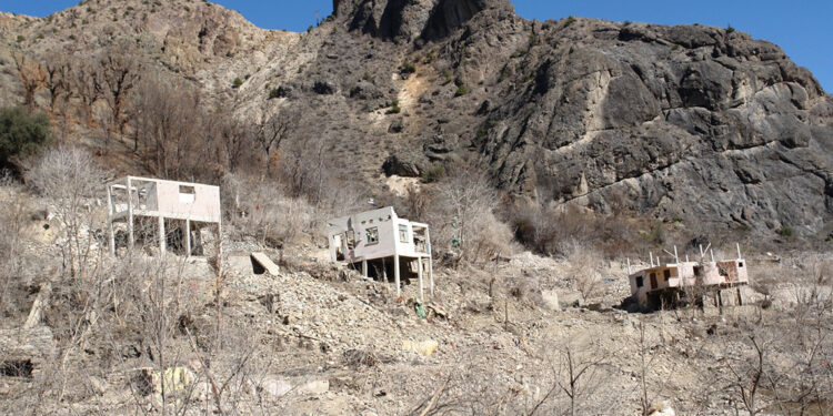 Baraj suları çekildi, dipte kalan Tekkale köyü ortaya çıktı