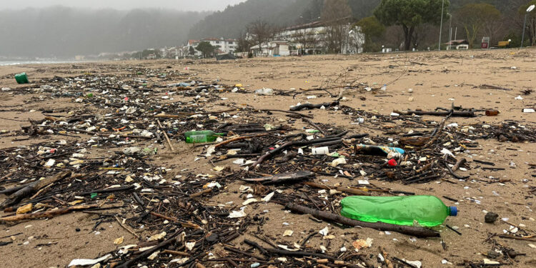 Bartın'da atıklar sahile vurdu
