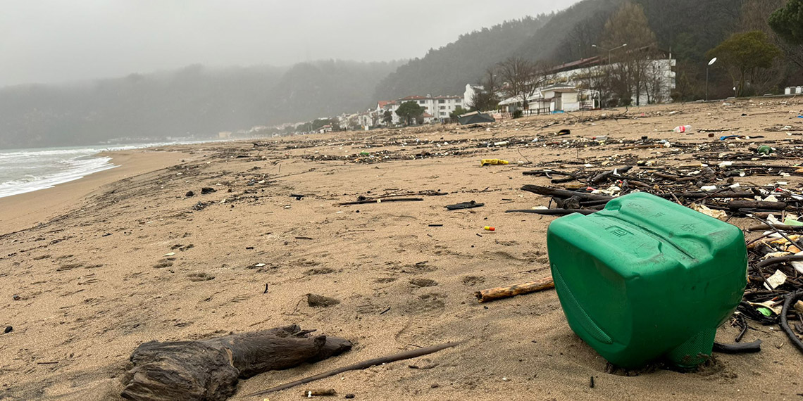 Bartın'da atıklar sahile vurdu