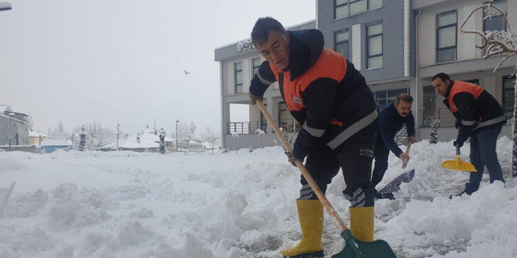 Başkale'de okullar tatil edildi; 132 yerleşim yeri yolu kapalı
