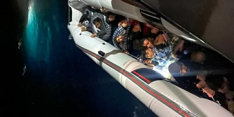 Batma tehlikesi olan bottaki 10 kaçak göçmen kurtarıldı