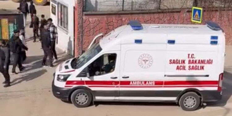 Batman'da nöbetçi öğretmen bıçaklandı