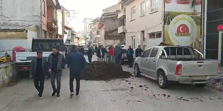 Belediye başkan adayı Sadi Aktaş'a gübreli protesto