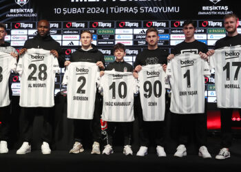 Beşiktaş'ta yeni transferler için imza töreni düzenlendi