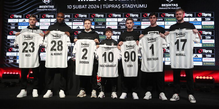 Beşiktaş'ta yeni transferler için imza töreni düzenlendi
