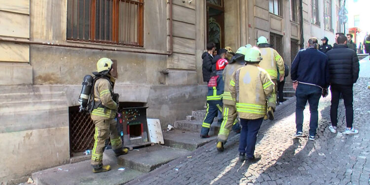 Beyoğlu Anadolu Lisesi'nde duman paniği