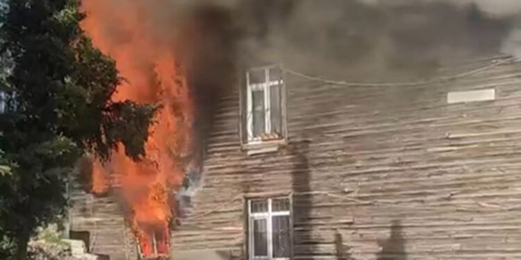 Beyoğlu'nda ahşap binada yangın