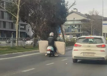 Beyoğlu'nda trafikte motosikletle yatak taşıdı