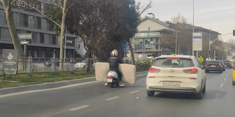 Beyoğlu'nda trafikte motosikletle yatak taşıdı