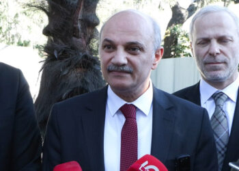 Birol Aydın, Necmettin Erbakan’ın kabrini ziyaret etti