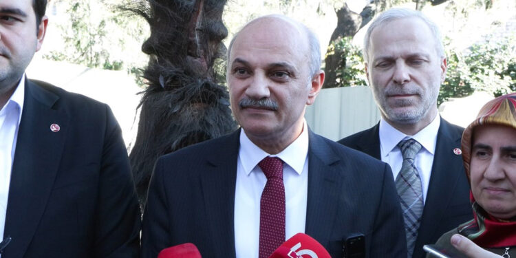 Birol Aydın, Necmettin Erbakan’ın kabrini ziyaret etti