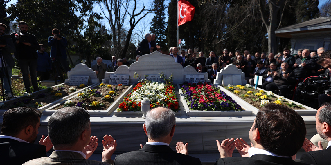 Birol Aydın, Necmettin Erbakan’ın kabrini ziyaret etti