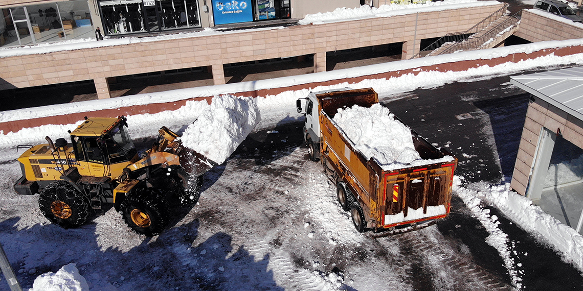 Bitlis'te karlar, kamyonlarla şehir dışına çıkartılıyor
