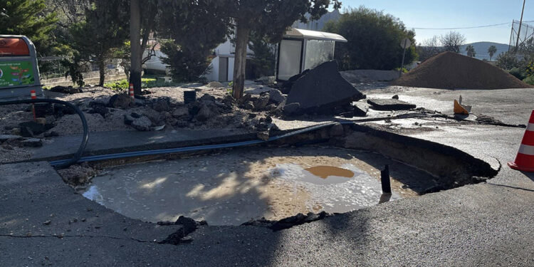 Bodrum'da ana isale hattı patladı; evi su bastı