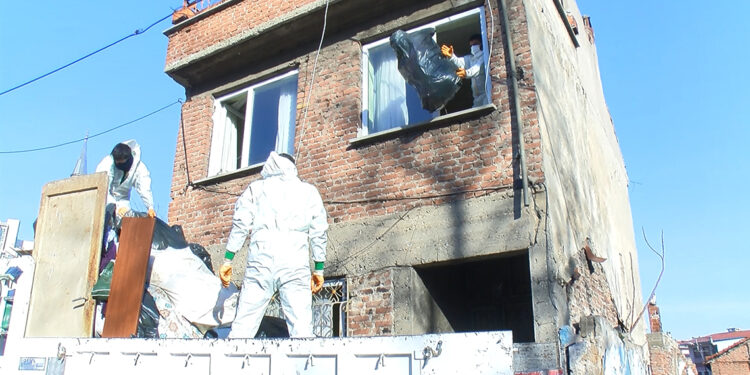 Bursa'da 2 katlı evden 1 kamyon çöp çıkartıldı