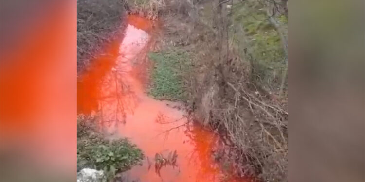 Bursa'da Demirtaş Deresi, turuncuya döndü