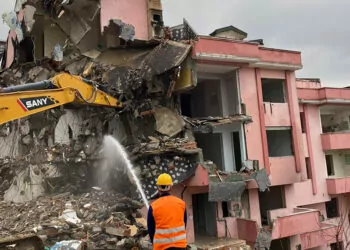 Büyükçekmece'de deprem riskli 4 bloklu site yıkılıyor