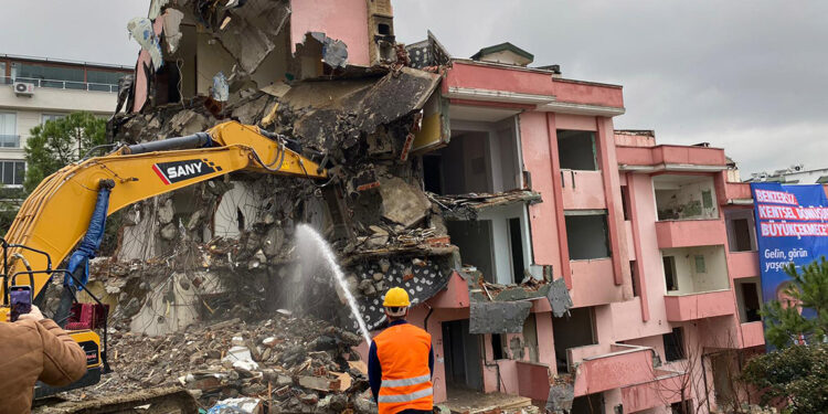 Büyükçekmece'de deprem riskli 4 bloklu site yıkılıyor