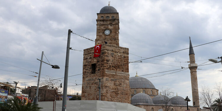 Çalınan saatinin yerine ikizi takıldı