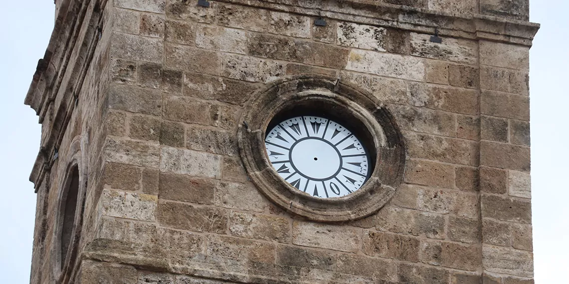 Antalya'nın sembollerinden tarihi saat kulesinin 1985'te çalınan saatinin yerine ikizi olan saat takıldı.
