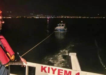 Çanakkale boğazı'nda sürüklenen tekne kurtarıldı