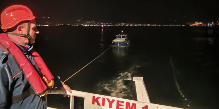 Çanakkale Boğazı'nda sürüklenen tekne kurtarıldı