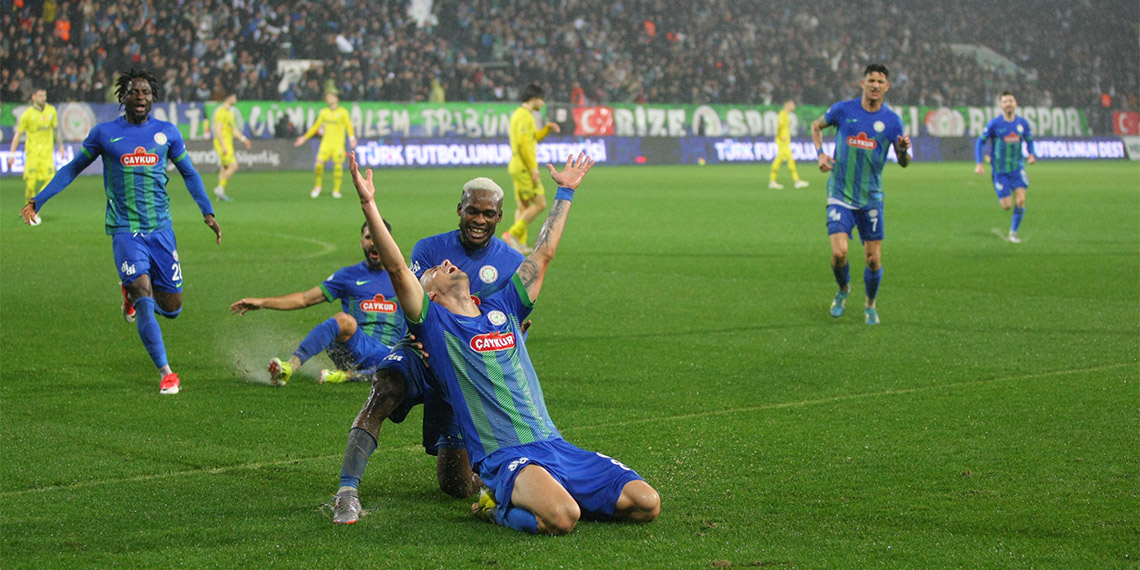 Süper Lig’in 26’ncı haftasında Çaykur Rizespor, konuk ettiği Fenerbahçe’ye 3-1 mağlup oldu. Çaykur Rizespor- Fenerbahçe maçının ardından Çaykur Rizespor Teknik Direktörü İlhan Palut ile Fenerbahçe Teknik Direktörü İsmail Kartal açıklamalarda bulundu.