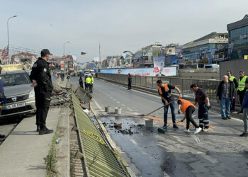 Çekmeköy'de sürücüsünün hakimiyetini kaybettiği otomobil durağa daldı, ardından da boş bir büfeye çarparak yola devrildi.