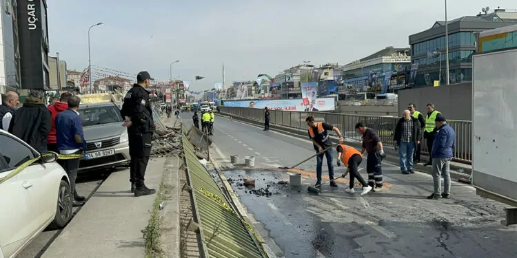 Çekmeköy'de sürücüsünün hakimiyetini kaybettiği otomobil durağa daldı, ardından da boş bir büfeye çarparak yola devrildi.