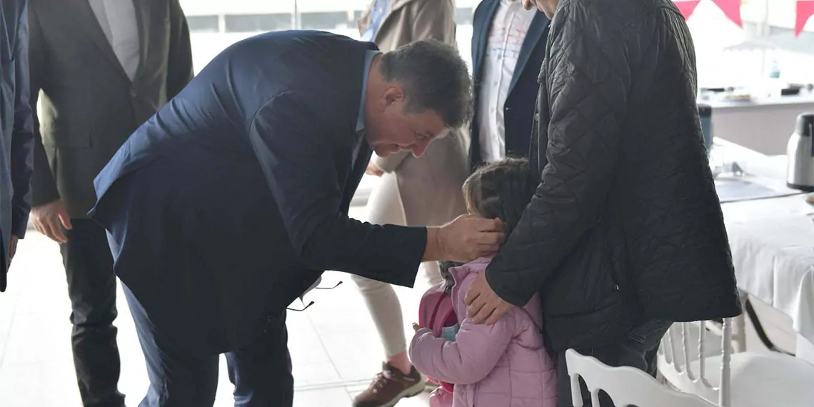 Chp i̇zmir büyükşehir belediye başkan adayı cemil tugay veteriner hekimlerle bir araya geldi. Tugay, “sağlıklarıyla ilgilenerek, insan sağlığına tehdit oluşturmadıkları sürece sokakta, kent yaşamında var olmalarını sağlayacak bir düzen kuracağız" dedi.