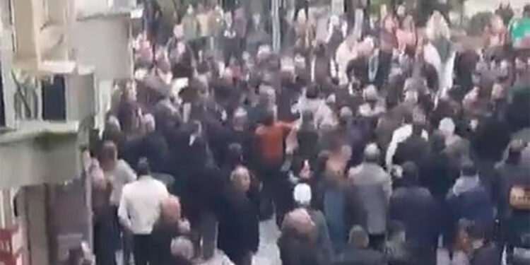 CHP Hopa seçim bürosunda yumruklu kavga kamerada