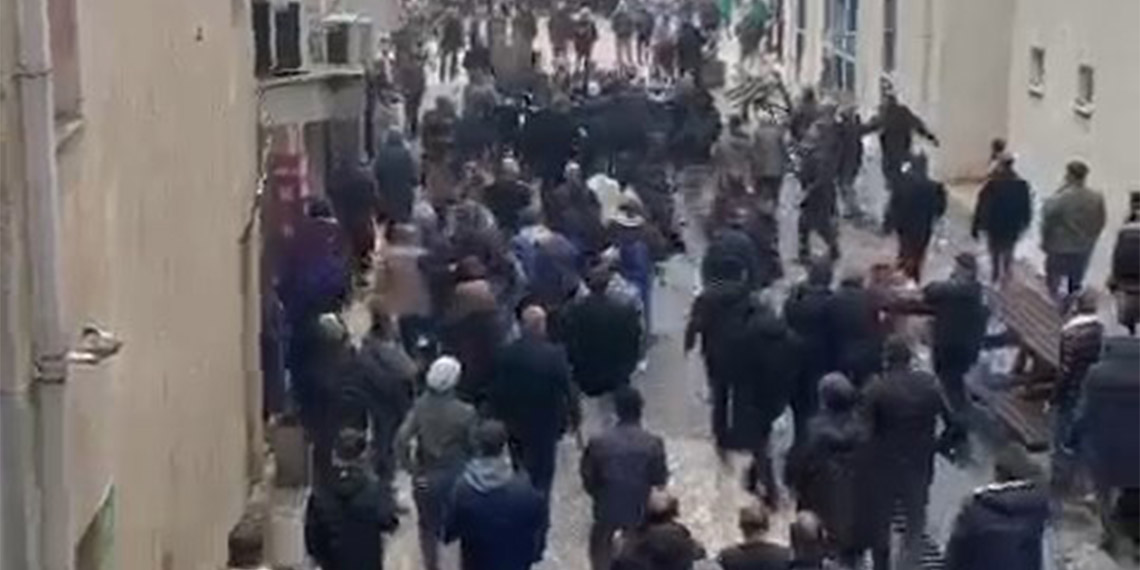 CHP Hopa seçim bürosunda il genel meclisi adaylığı itirazı nedeniyle çıkan arbede kavgaya dönüştü.