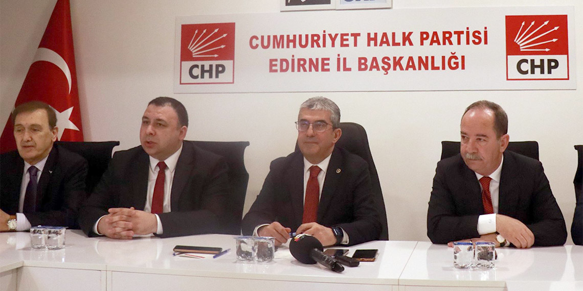 CHP Grup Başkanvekili, İstanbul Milletvekili Gökhan Günaydın, DEM Parti'nin AK Parti ile hareket ettiğini iddia ederek, "Ahmet Türk ne diyor? 'Kürt meselesinin çözümü yalnızca AKP ile mümkündür, çünkü lider Erdoğan'dır, dolayısıyla CHP'den bizim bir beklentimiz yok' diyor. Yani DEM AKP ile beraber davrandığını daha nasıl ifade etmeli?" dedi.