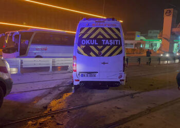 Servis minibüsü cipe çarpıp tramvay hattına girdi: 8 yaralı
