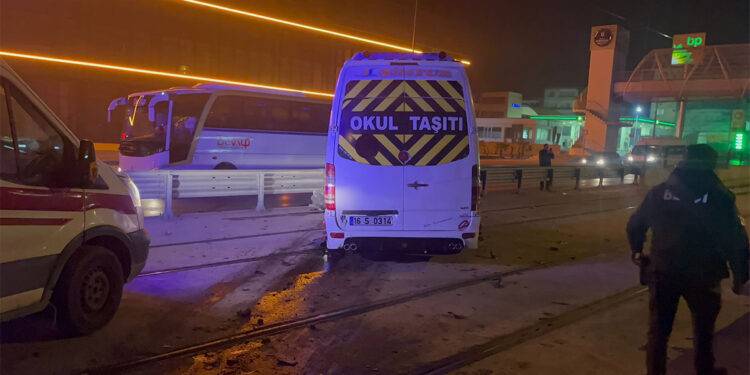 Servis minibüsü cipe çarpıp tramvay hattına girdi: 8 yaralı
