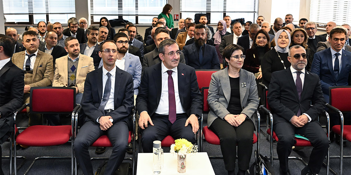 Cevdet Yılmaz Londra'da Türk iş dünyası temsilcileriyle bir araya geldi