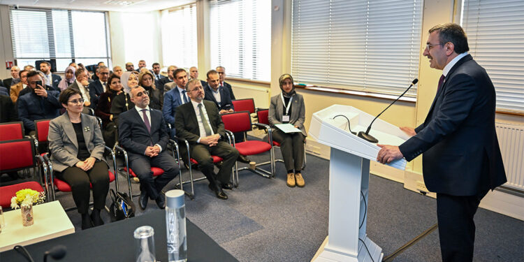 Cevdet Yılmaz Londra'da Türk iş dünyası temsilcileriyle bir araya geldi