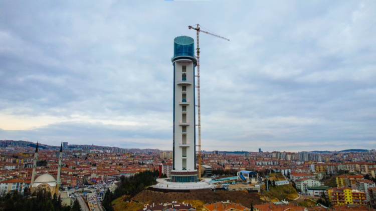 Atatürk Cumhuriyet Kulesi'nin cam çatısı dağcılara emanet