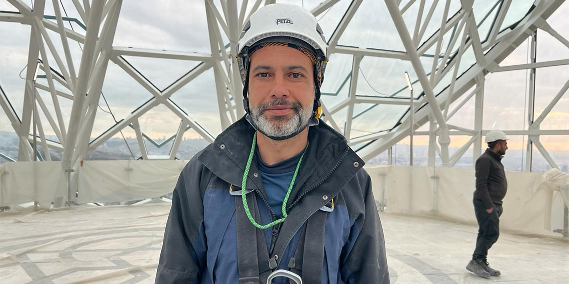 Ankara'da Keçiören Belediyesi'nce yapılan 197 metre uzunluğundaki Atatürk Cumhuriyet Kulesi, 15 Mart'ta hizmete açılacak. Ankara'nın en yüksek binası olma özelliğini taşıyan Atatürk Cumhuriyet Kulesi'nin cam çatısı, 11 kişilik profesyonel dağcılar tarafından inşa ediliyor.