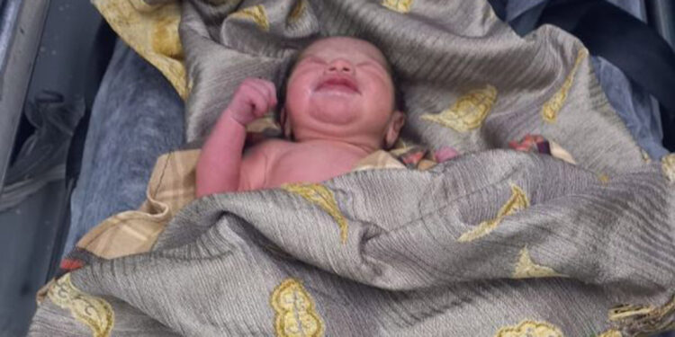 Cami avlusuna bırakılan bebek, yaşam mücadelesi veriyor